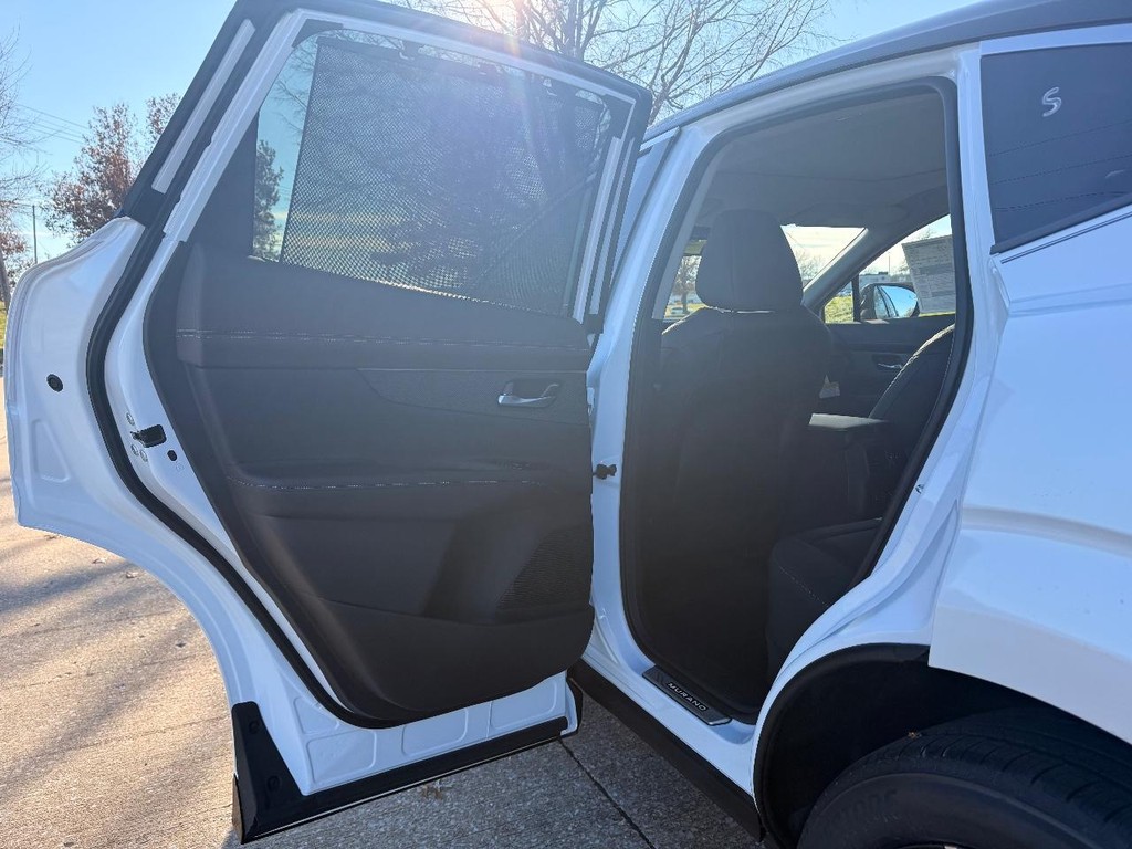 Nissan Murano Vehicle Full-screen Gallery Image 28