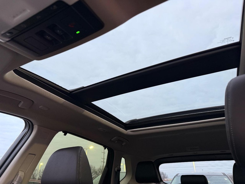 Nissan Rogue Vehicle Full-screen Gallery Image 03