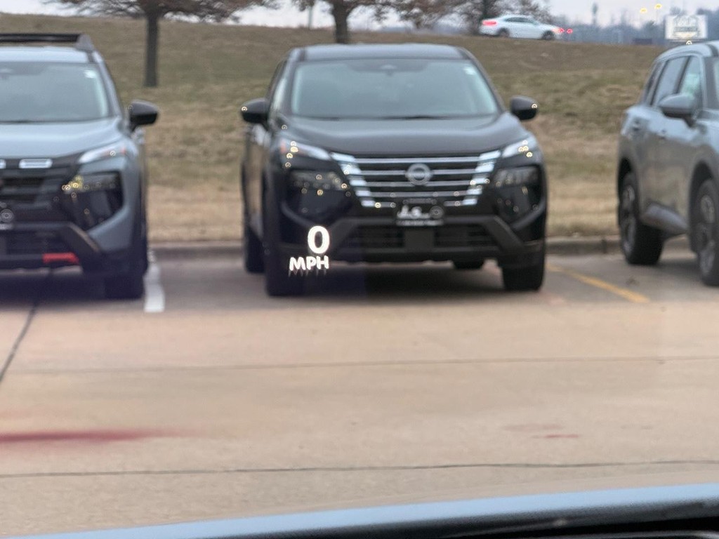 Nissan Rogue Vehicle Full-screen Gallery Image 04