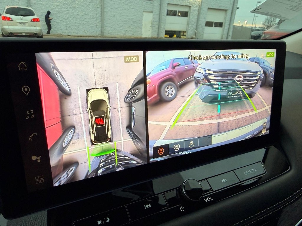 Nissan Rogue Vehicle Full-screen Gallery Image 05