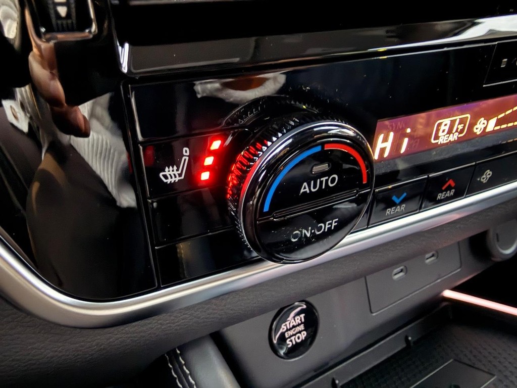 Nissan Rogue Vehicle Full-screen Gallery Image 07