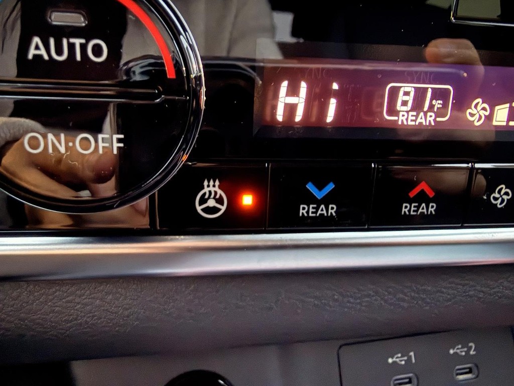 Nissan Rogue Vehicle Full-screen Gallery Image 08