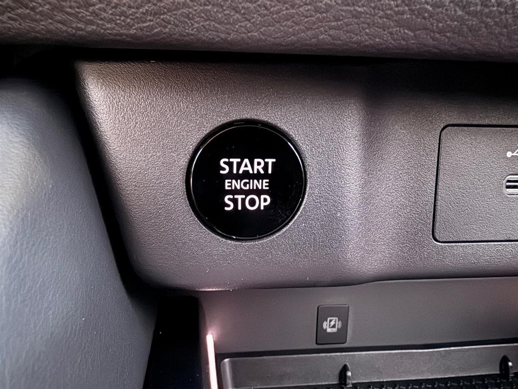 Nissan Rogue Vehicle Full-screen Gallery Image 09