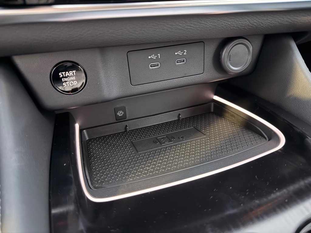 Nissan Rogue Vehicle Full-screen Gallery Image 11