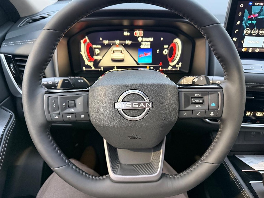 Nissan Rogue Vehicle Full-screen Gallery Image 12