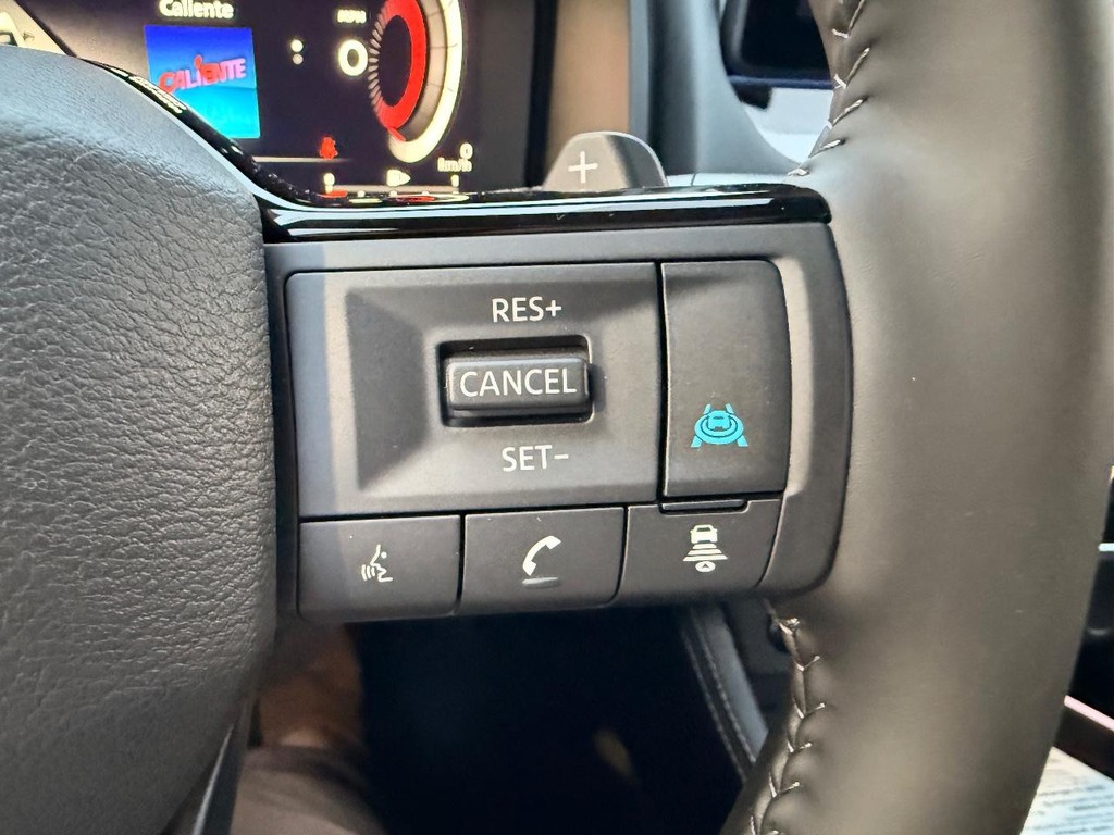 Nissan Rogue Vehicle Full-screen Gallery Image 13