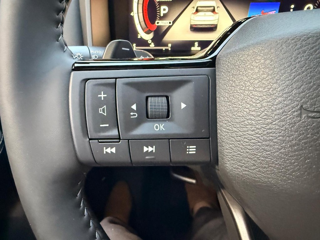 Nissan Rogue Vehicle Full-screen Gallery Image 14