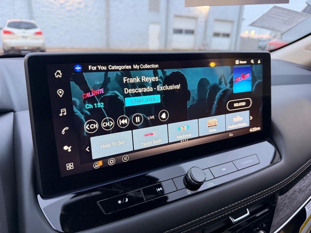 Nissan Rogue Vehicle Full-screen Gallery Image 16