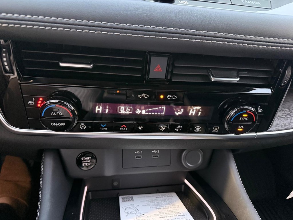 Nissan Rogue Vehicle Full-screen Gallery Image 17