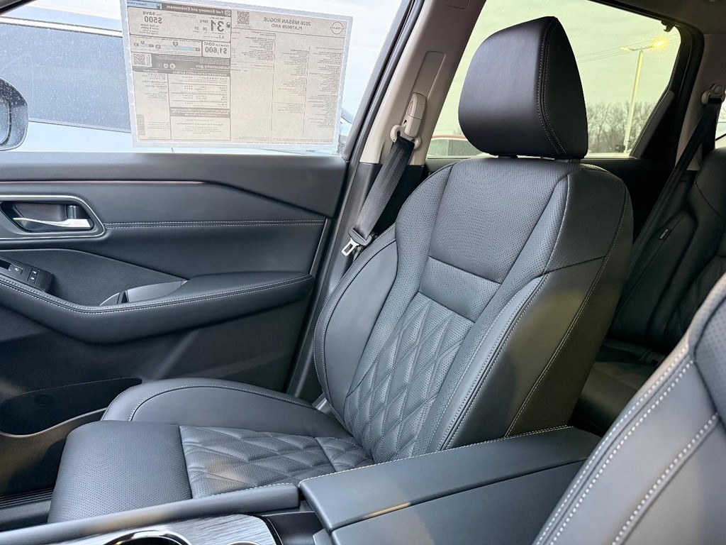 Nissan Rogue Vehicle Full-screen Gallery Image 19