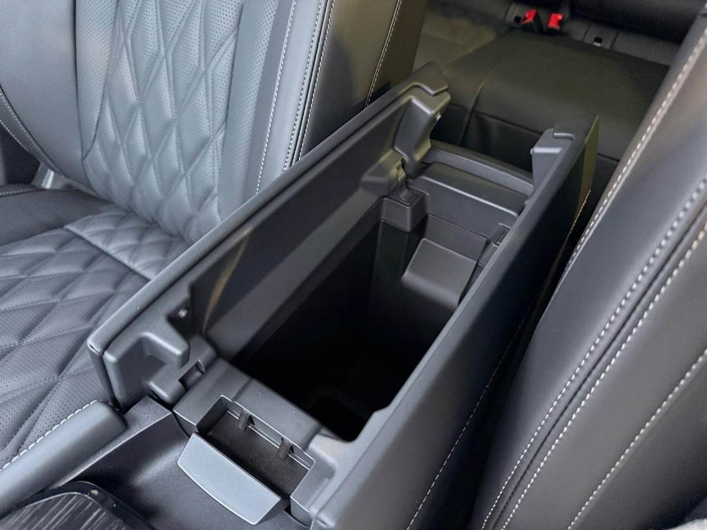 Nissan Rogue Vehicle Full-screen Gallery Image 20