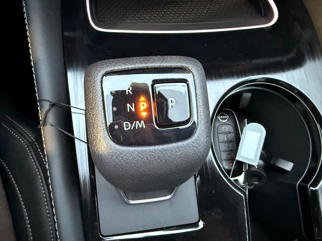 Nissan Rogue Vehicle Full-screen Gallery Image 21