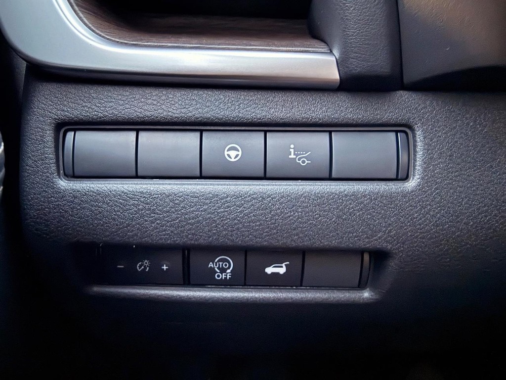 Nissan Rogue Vehicle Full-screen Gallery Image 22