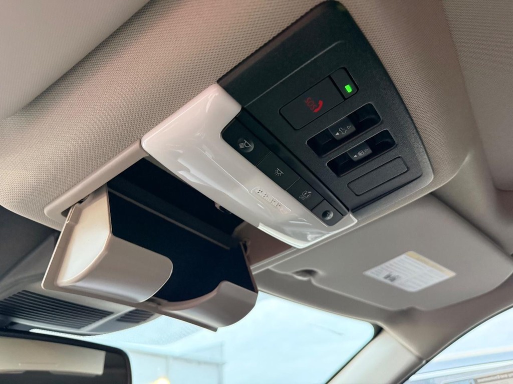 Nissan Rogue Vehicle Full-screen Gallery Image 23