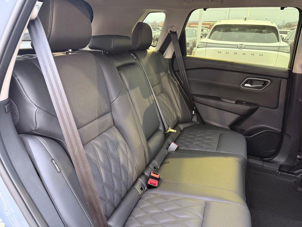 Nissan Rogue Vehicle Full-screen Gallery Image 24