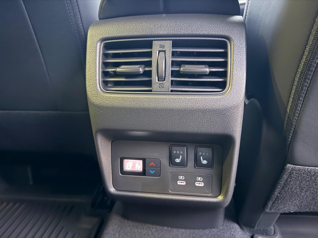 Nissan Rogue Vehicle Full-screen Gallery Image 26