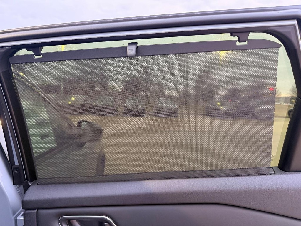 Nissan Rogue Vehicle Full-screen Gallery Image 28