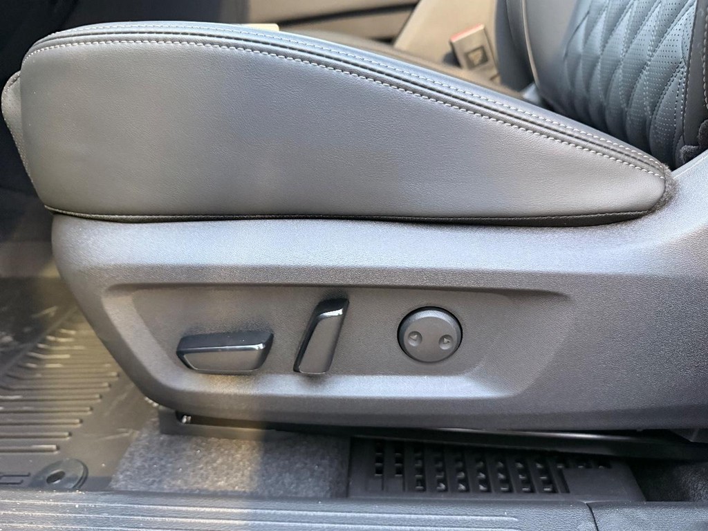 Nissan Rogue Vehicle Full-screen Gallery Image 31