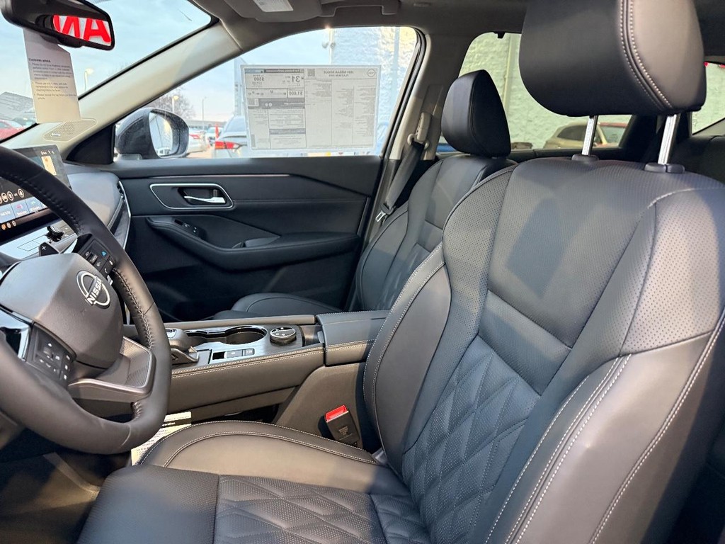 Nissan Rogue Vehicle Full-screen Gallery Image 32