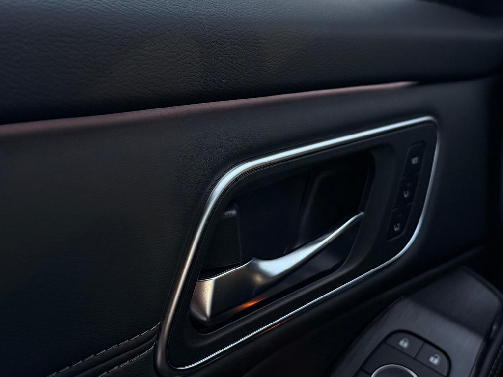 Nissan Rogue Vehicle Full-screen Gallery Image 34