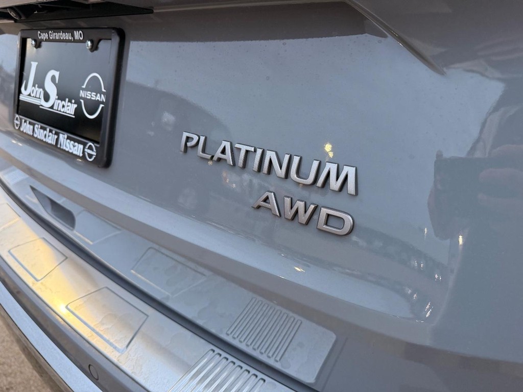 Nissan Rogue Vehicle Full-screen Gallery Image 38