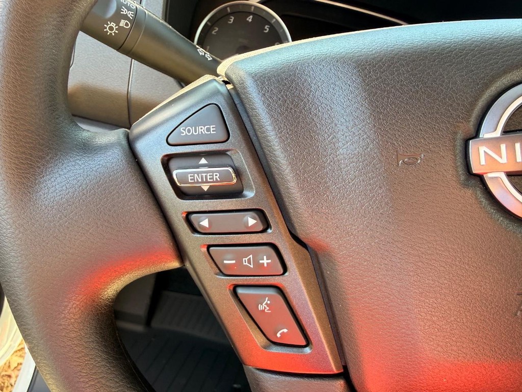 Nissan Frontier Vehicle Full-screen Gallery Image 04