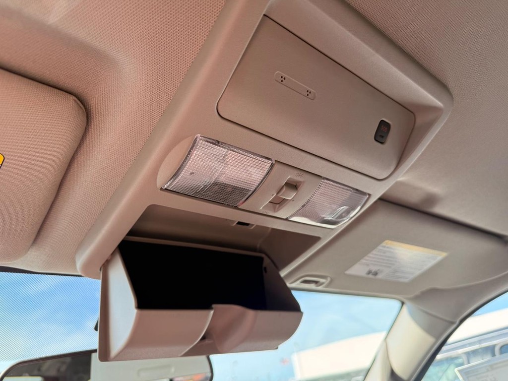 Nissan Frontier Vehicle Full-screen Gallery Image 06