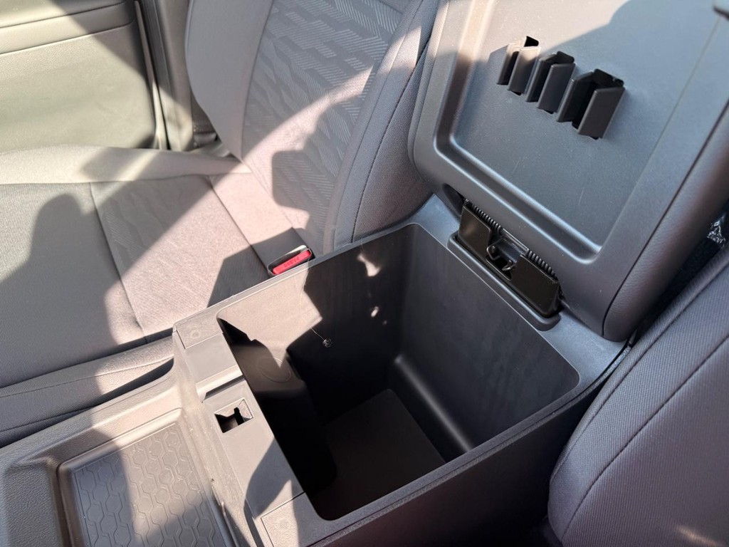 Nissan Frontier Vehicle Full-screen Gallery Image 07