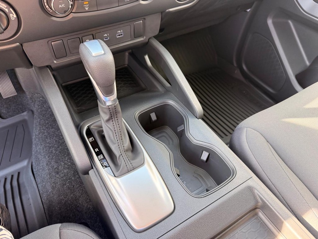 Nissan Frontier Vehicle Full-screen Gallery Image 08