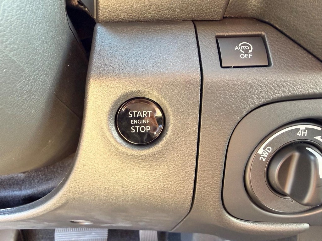 Nissan Frontier Vehicle Full-screen Gallery Image 09