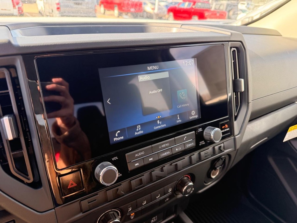 Nissan Frontier Vehicle Full-screen Gallery Image 11