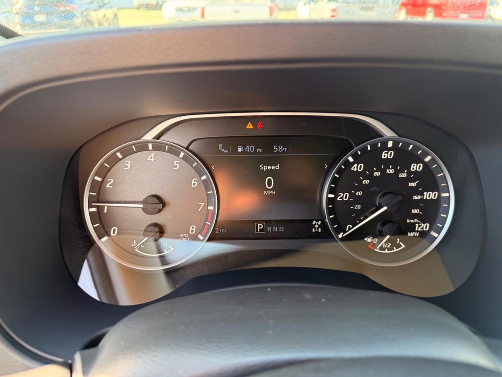 Nissan Frontier Vehicle Full-screen Gallery Image 12