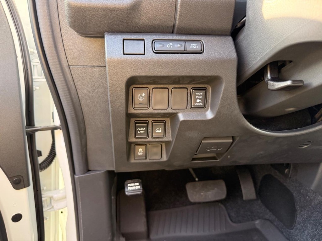 Nissan Frontier Vehicle Full-screen Gallery Image 14