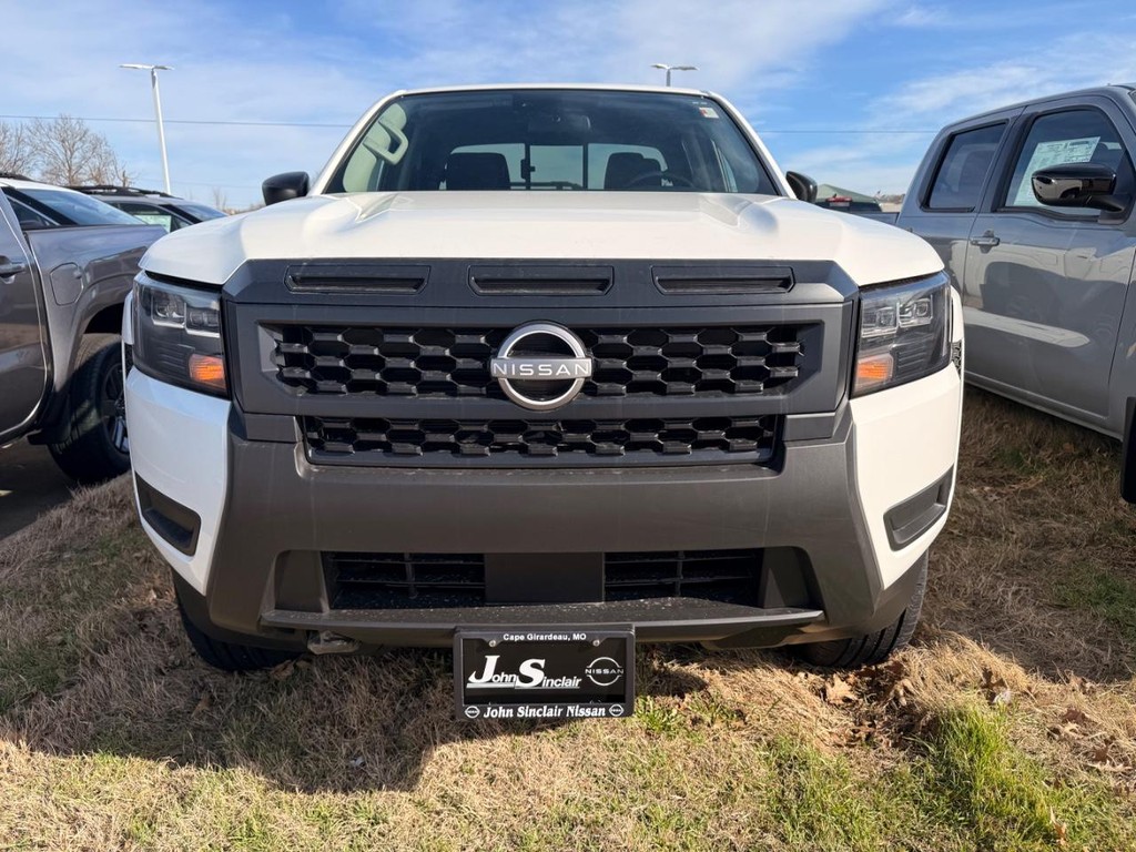 Nissan Frontier Vehicle Full-screen Gallery Image 16