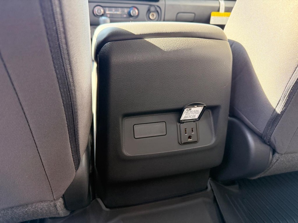 Nissan Frontier Vehicle Full-screen Gallery Image 18