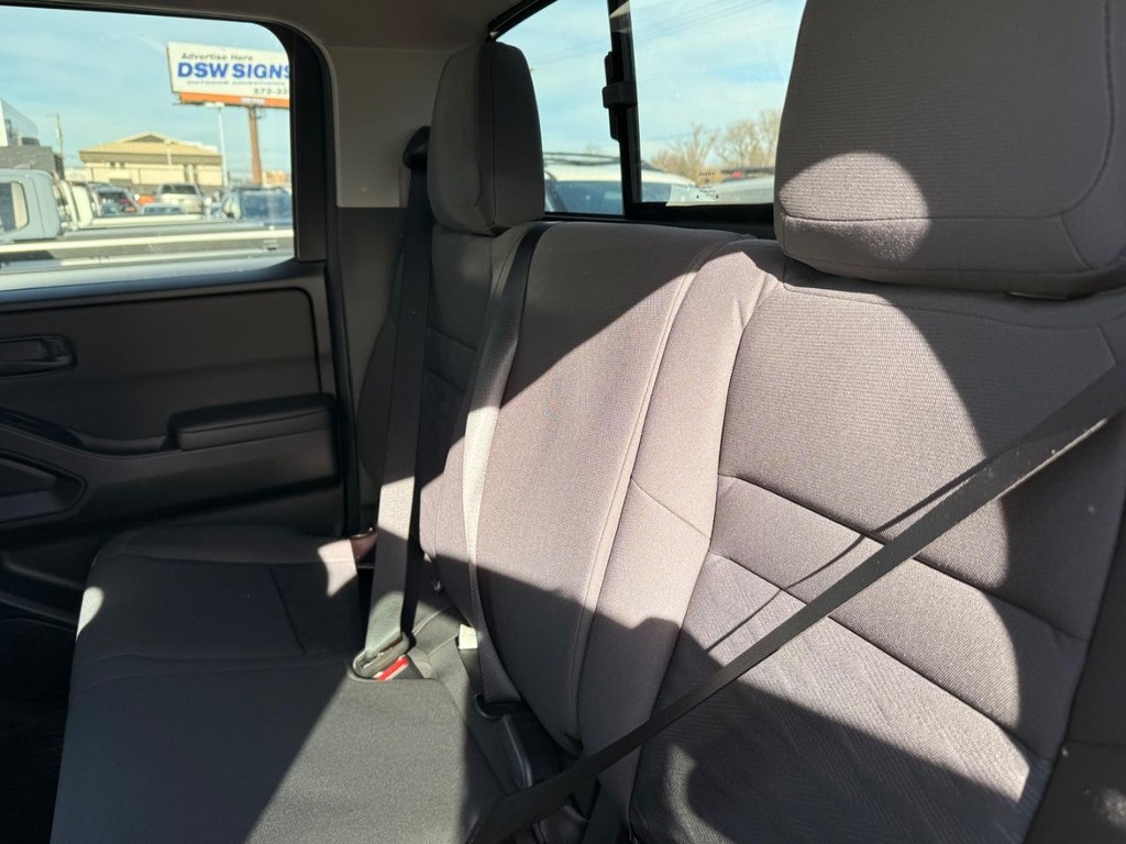 Nissan Frontier Vehicle Full-screen Gallery Image 19