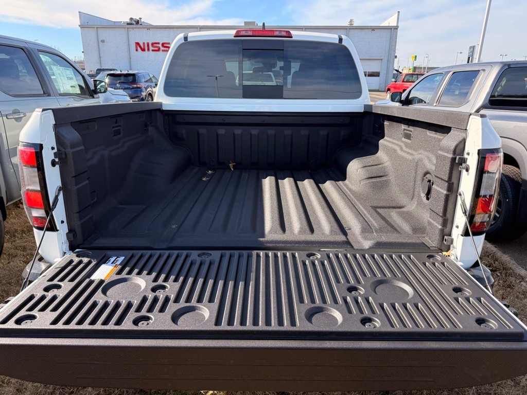 Nissan Frontier Vehicle Full-screen Gallery Image 20