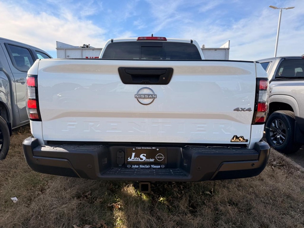 Nissan Frontier Vehicle Full-screen Gallery Image 21