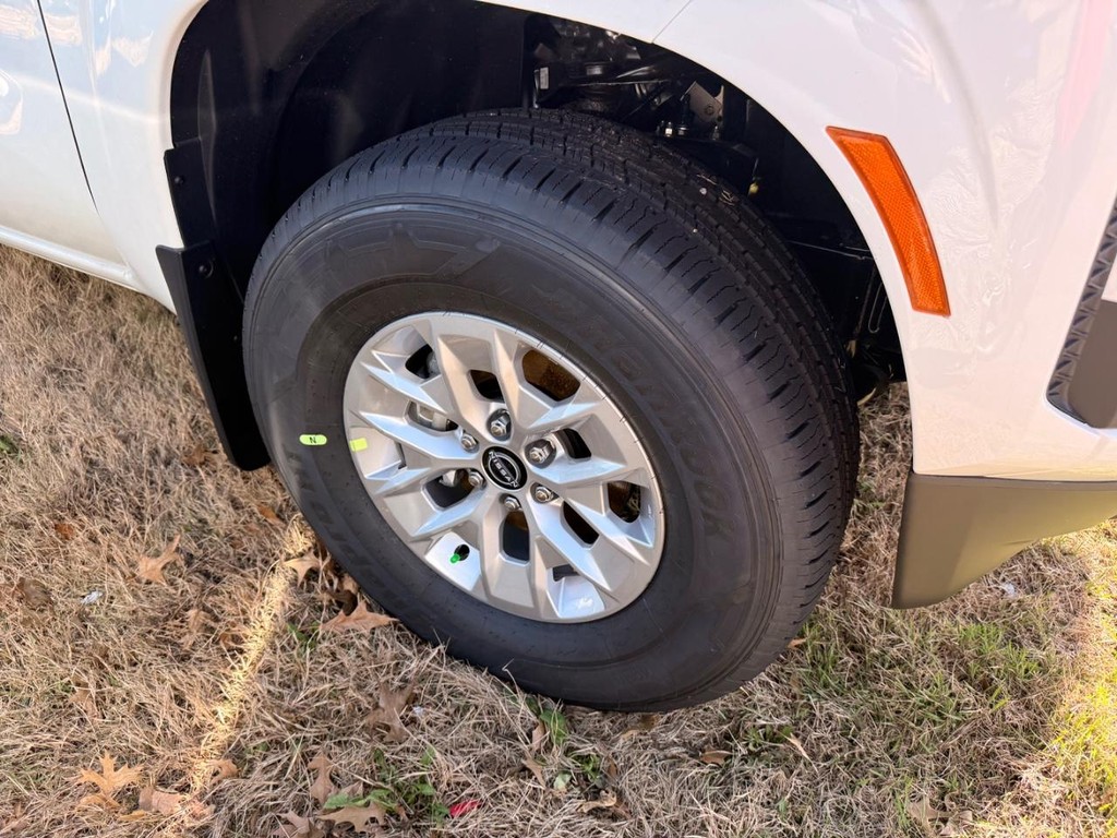 Nissan Frontier Vehicle Full-screen Gallery Image 22