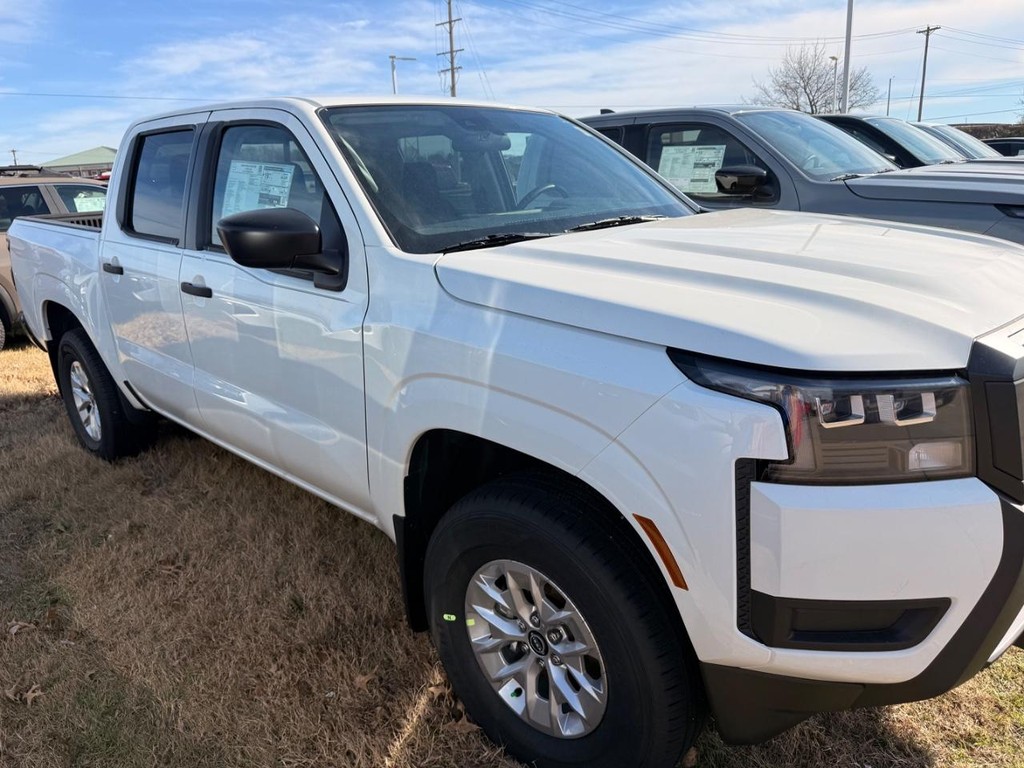 Nissan Frontier Vehicle Full-screen Gallery Image 24