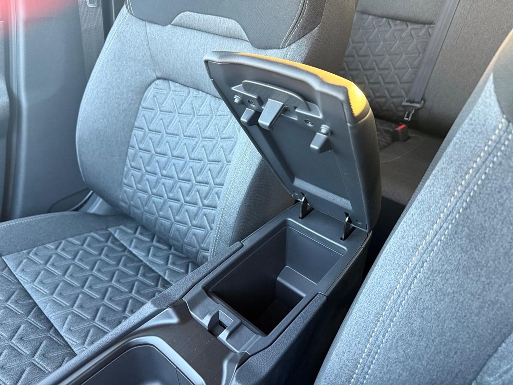 Nissan Kicks Vehicle Full-screen Gallery Image 04