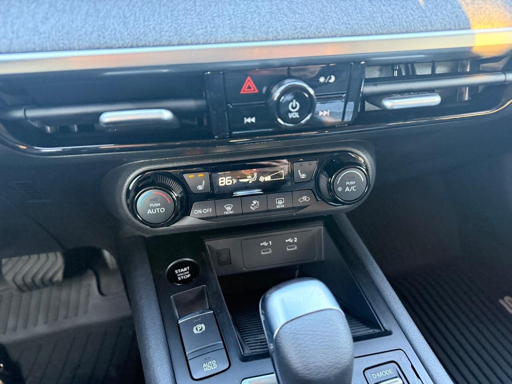 Nissan Kicks Vehicle Full-screen Gallery Image 08