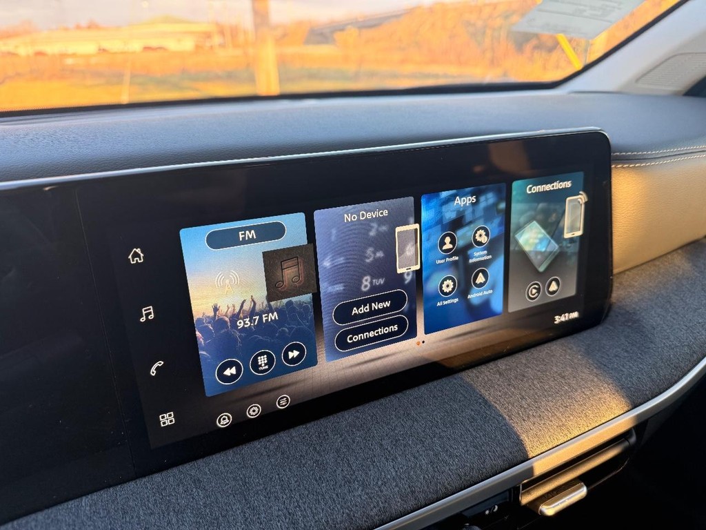 Nissan Kicks Vehicle Full-screen Gallery Image 09