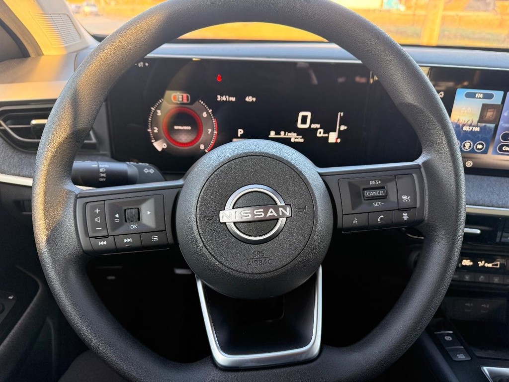 Nissan Kicks Vehicle Full-screen Gallery Image 13