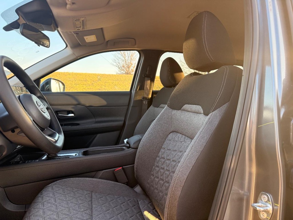 Nissan Kicks Vehicle Full-screen Gallery Image 14