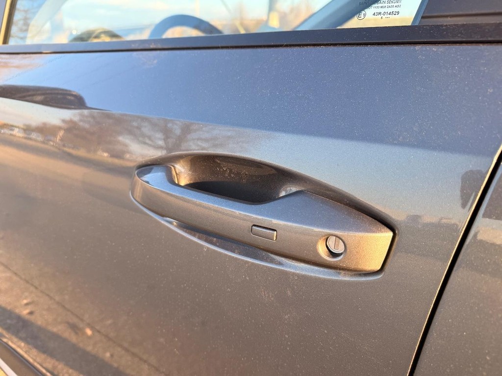 Nissan Kicks Vehicle Full-screen Gallery Image 15