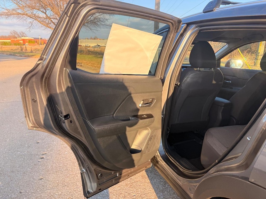 Nissan Kicks Vehicle Full-screen Gallery Image 16