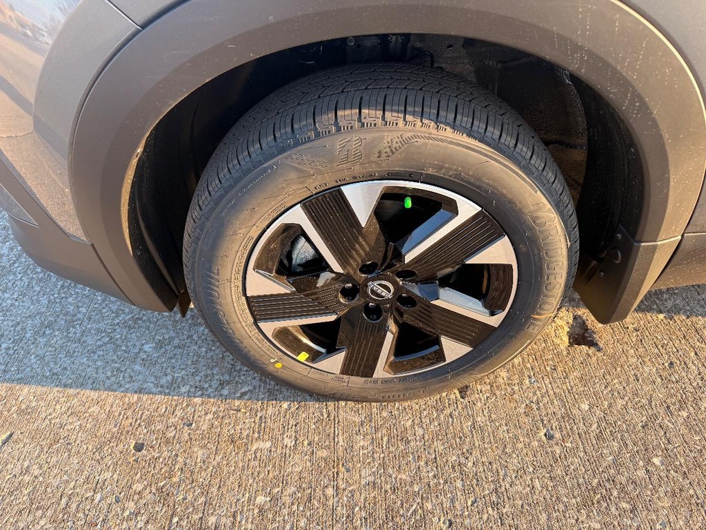 Nissan Kicks Vehicle Full-screen Gallery Image 22