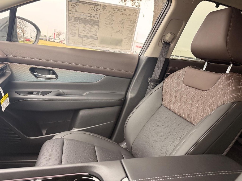 Nissan Murano Vehicle Full-screen Gallery Image 10