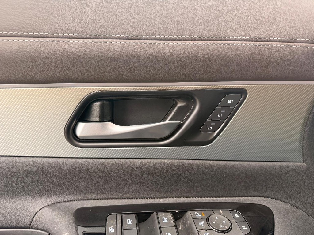 Nissan Murano Vehicle Full-screen Gallery Image 20